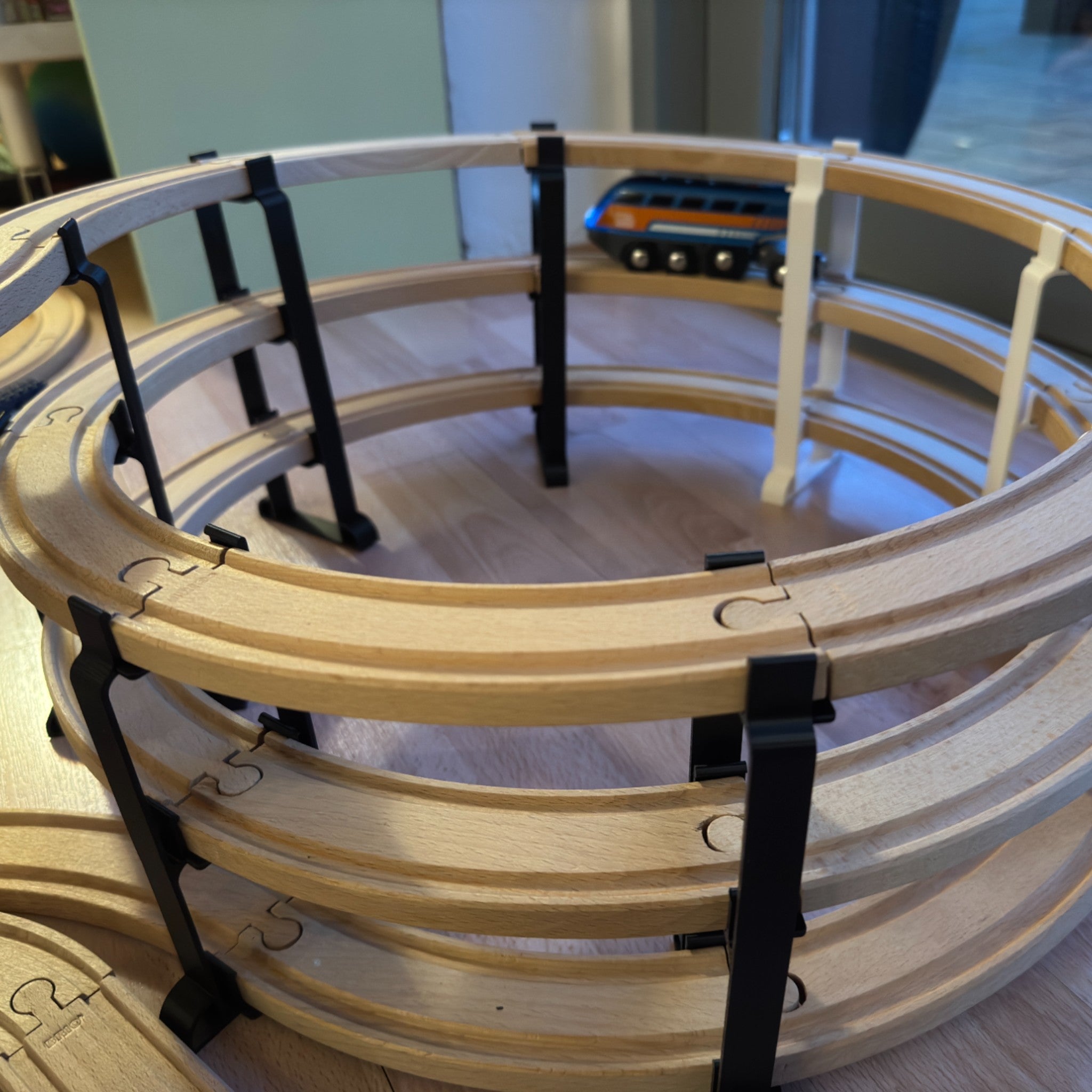Spiralbro til togbaner - tre-niveau løft og pladsbesparende baneudvidelse fra JM Dimensions