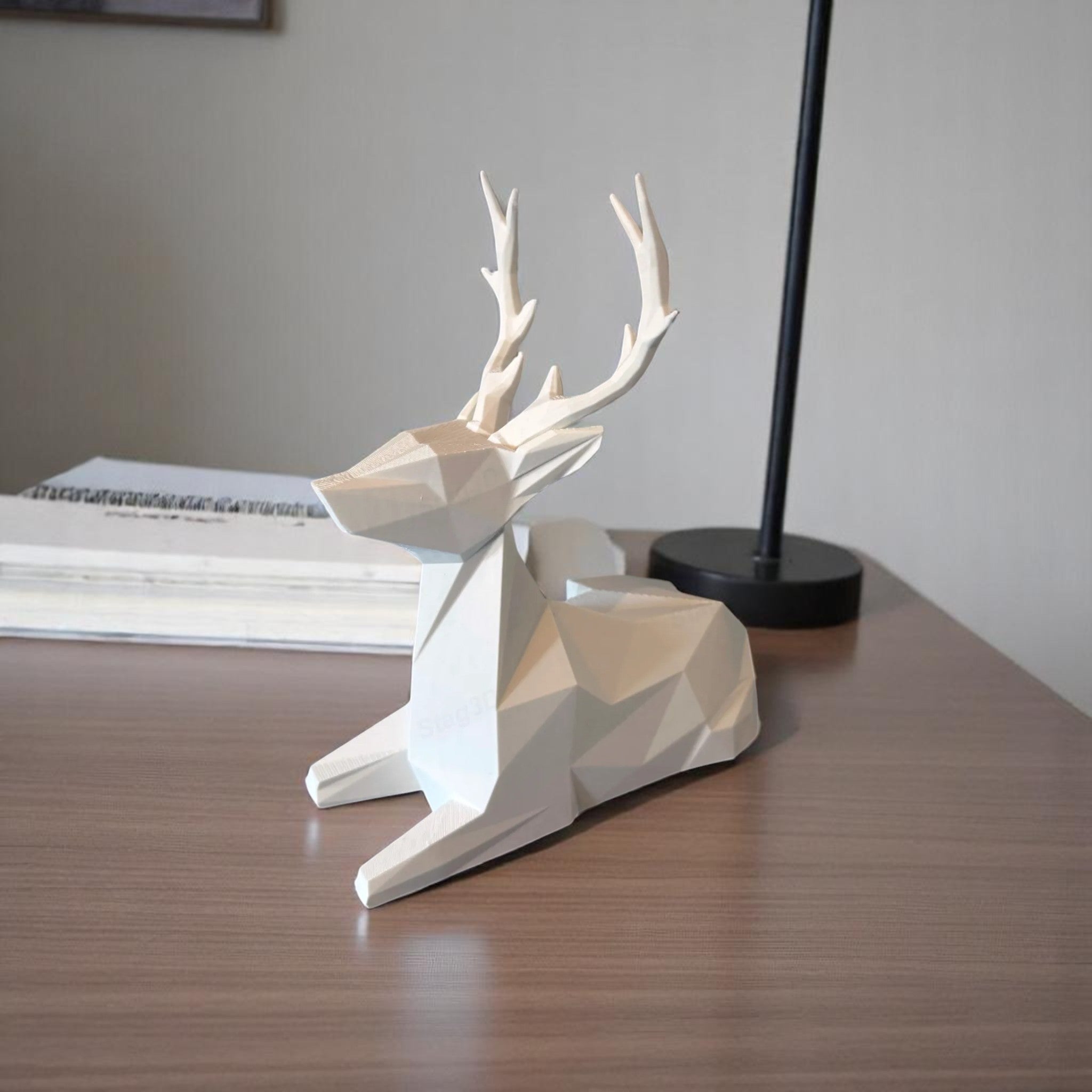 Stag Low-Poly Hjorteskulptur - Geometrisk, minimalistisk borddekoration og skrivebordsaccent fra JM Dimensions