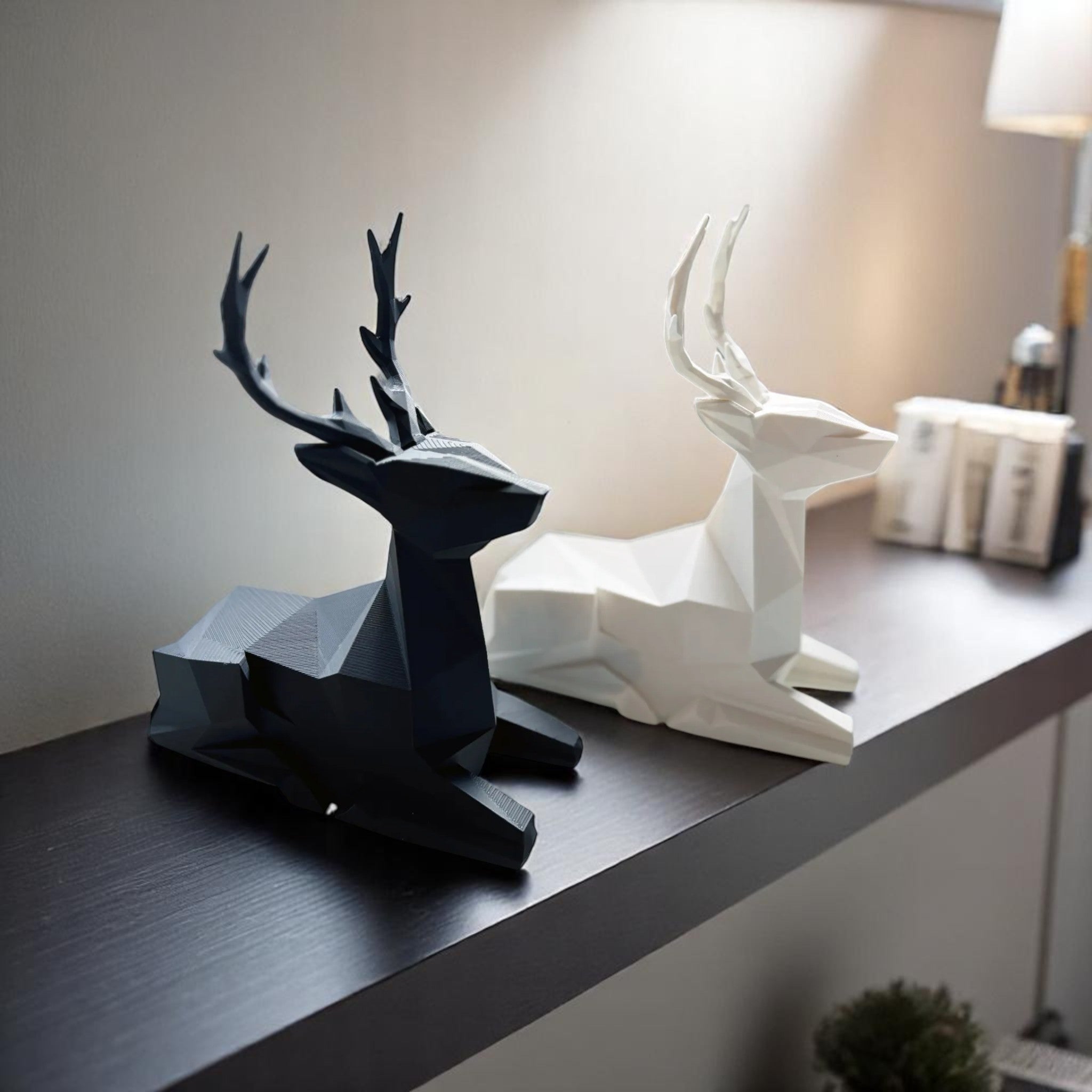 Stag Low-Poly Hjorteskulptur - geometrisk skrivebordsdekoration til hjem og kontor fra JM Dimensions