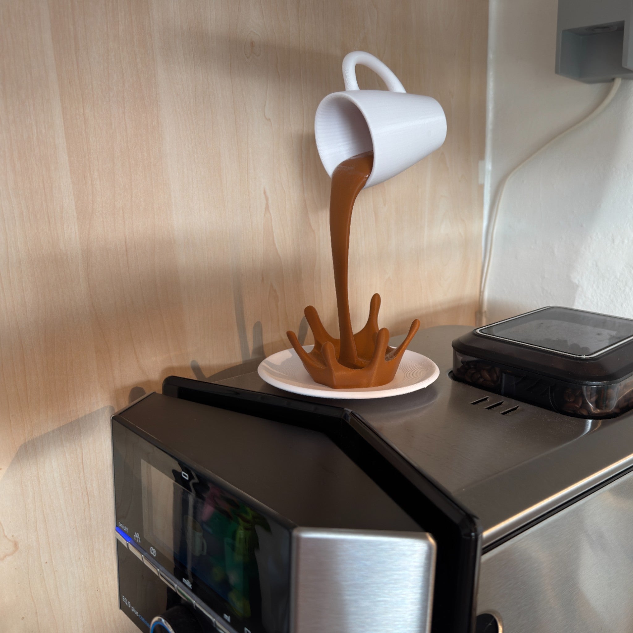 Svævende Kaffekop Dekoration - unik illusionistisk køkken- og kaffebar pynt fra JM Dimensions