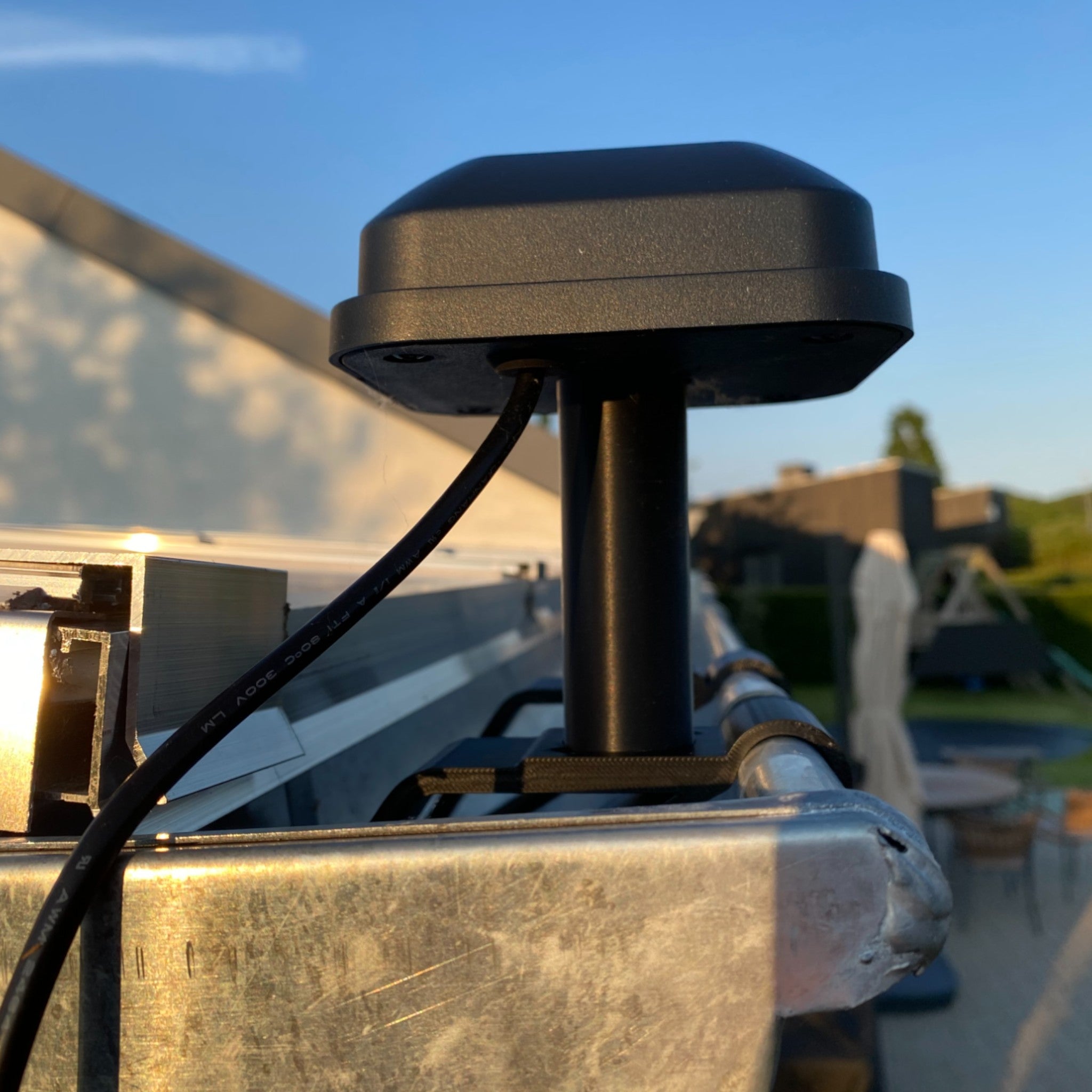 Tagrende holder til Navimow GPS - universel montering på tagrender til udendørs installationer fra JM Dimensions
