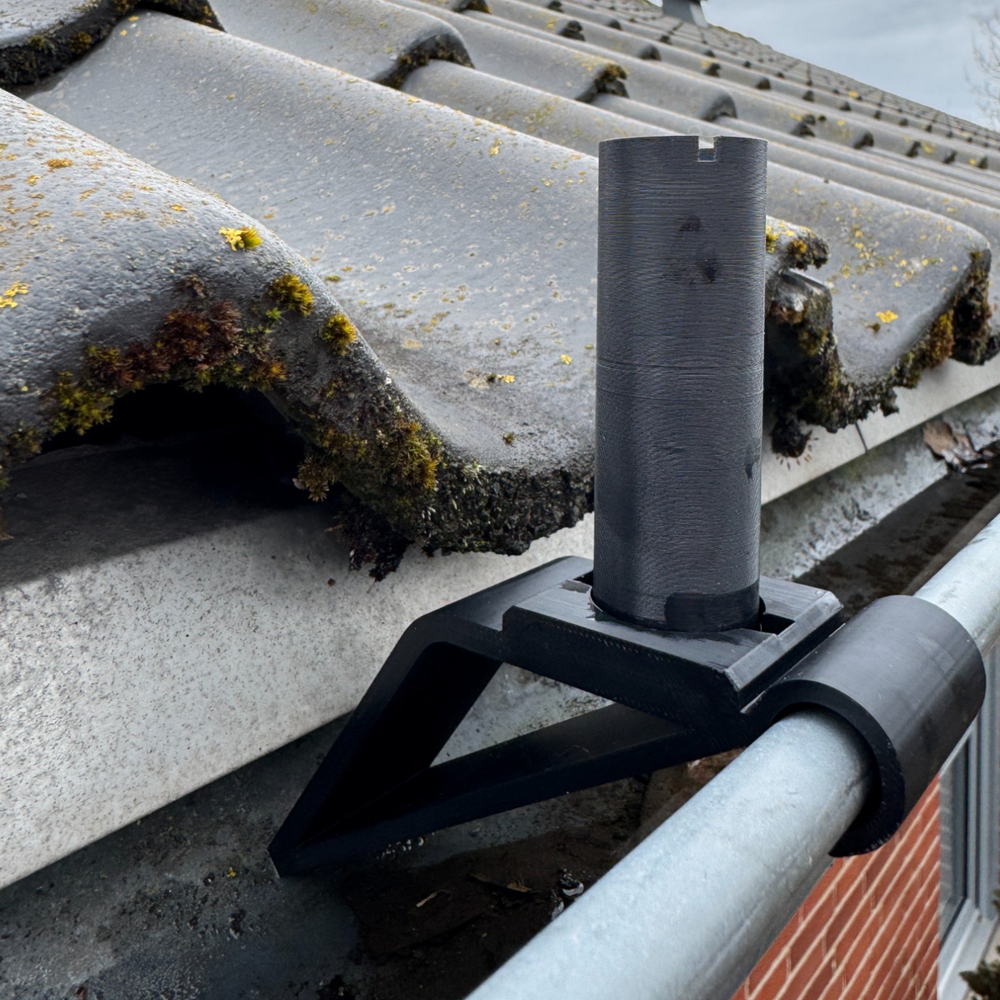 Rail-mount puck antennebeslag til skinne - udendørs brug med kabelstyring fra JM Dimensions