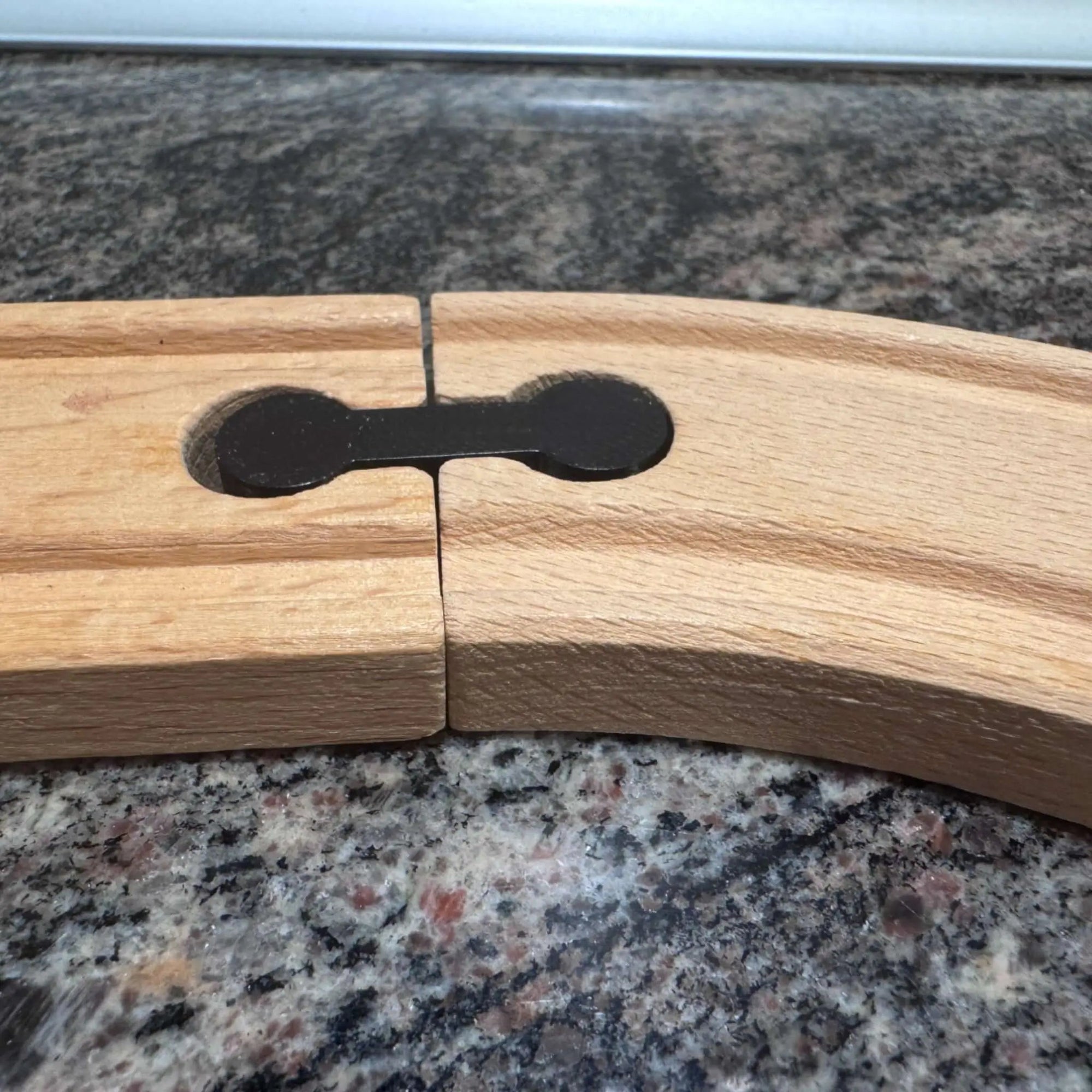 "Togbane skinnekobling - forbinder og udvider trækbanestykker til børns togsæt fra JM Dimensions"