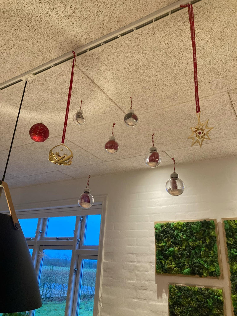 Universel krog til lysskinner - fleksibelt og genanvendeligt ophæng til julepynt fra JM Dimensions