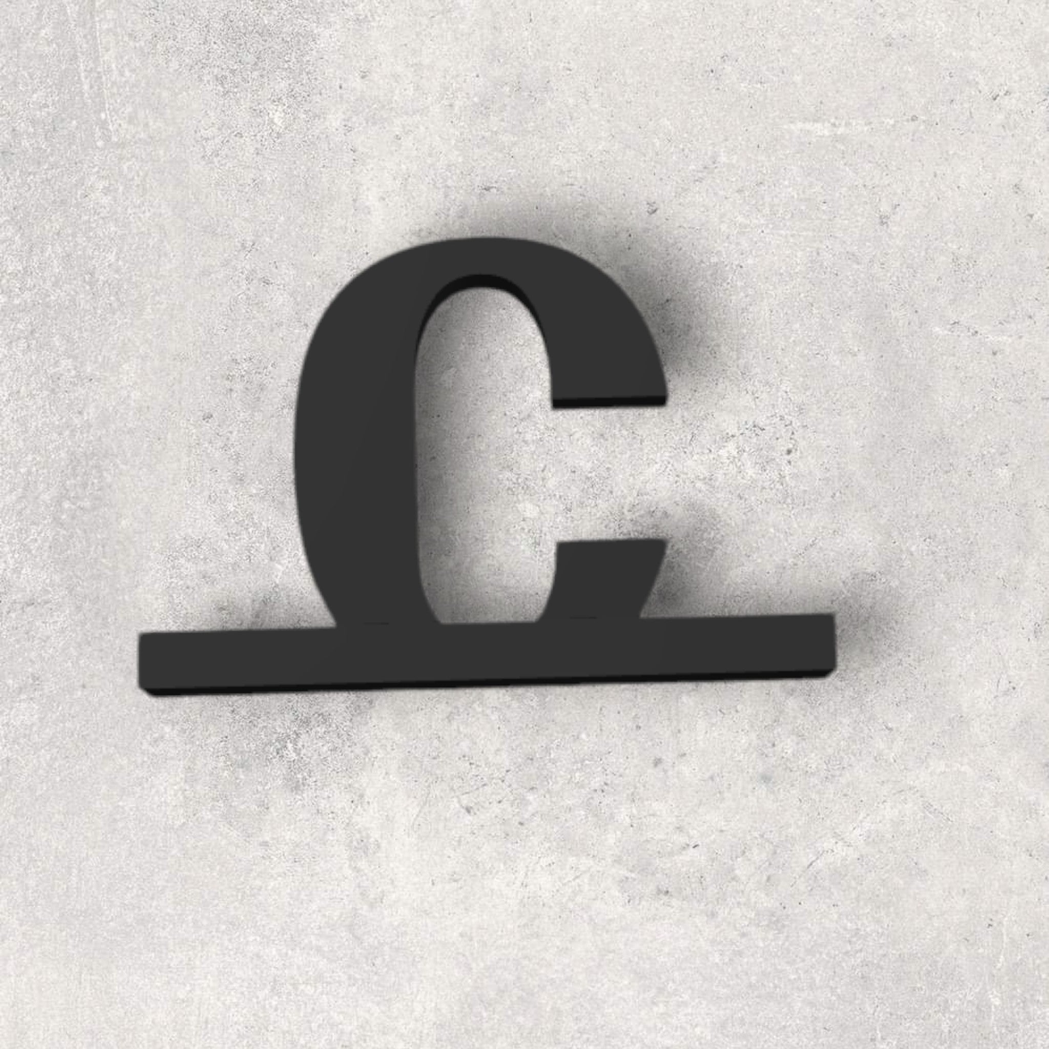 Hvidt fritstående bogstav C - minimalistisk monogram til reol eller skrivebord fra JM Dimensions