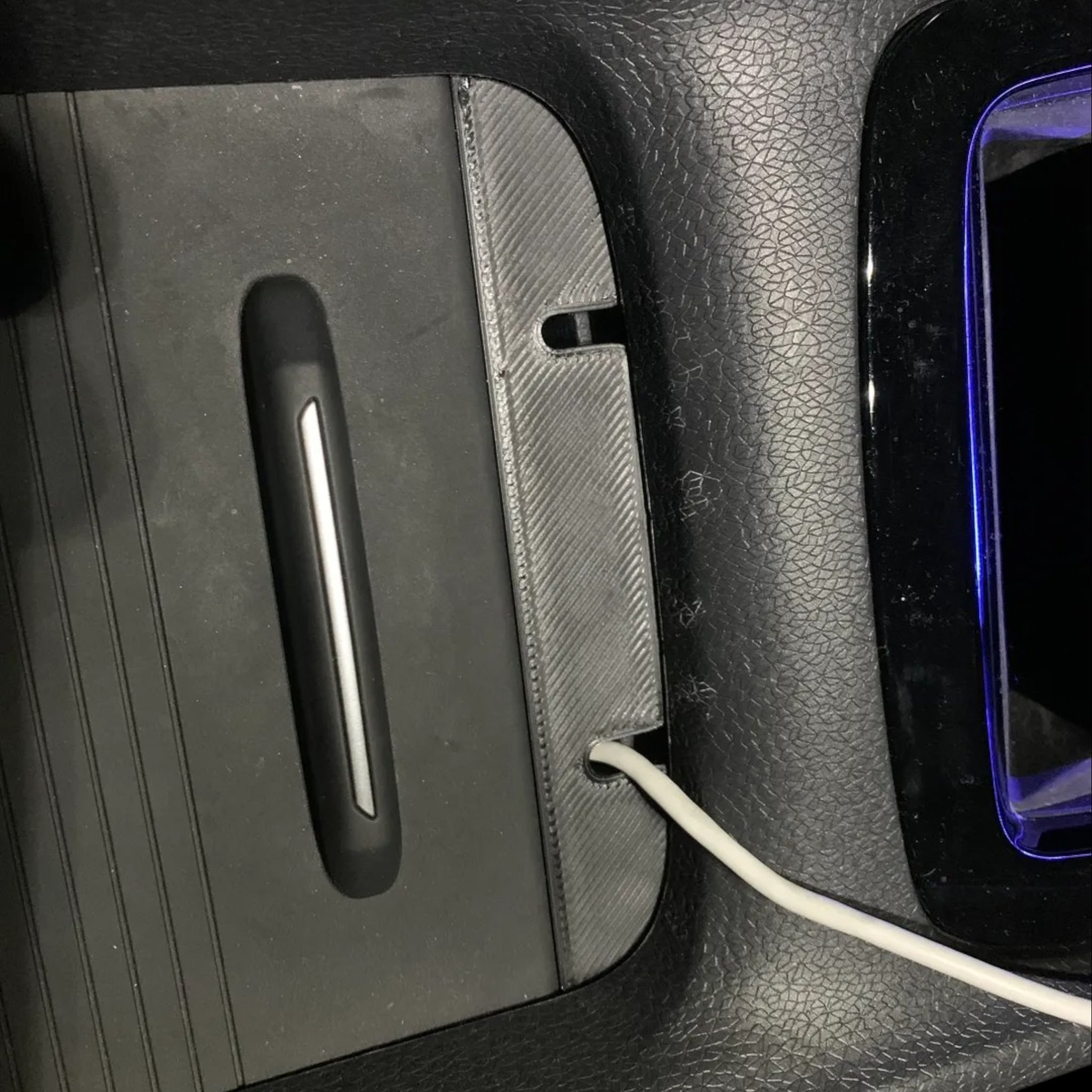 VW ID.3/ID.4 USB Kabelholder til Midterkonsol - Kabelhåndtering og opbevaring i bilens midterkonsol fra JM Dimensions