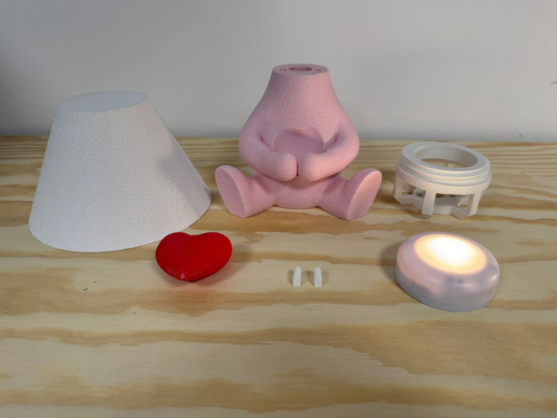 Delene til Loopy Lamp Lover lagt frem på et bord, 3D-printet i Holstebro af JM Dimensions