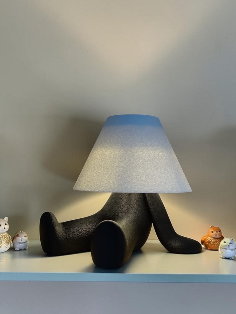 Loopy Lamp Lazy set forfra med lyset tændt, 3D-printet i Holstebro af JM Dimensions