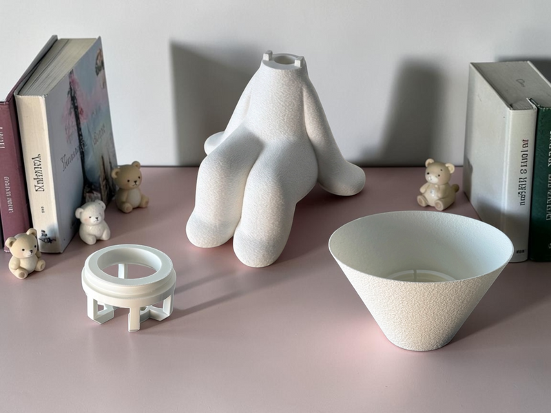 Dreamy-figuren uden skærm ved siden af en skål, 3D-printet i Holstebro af JM Dimensions