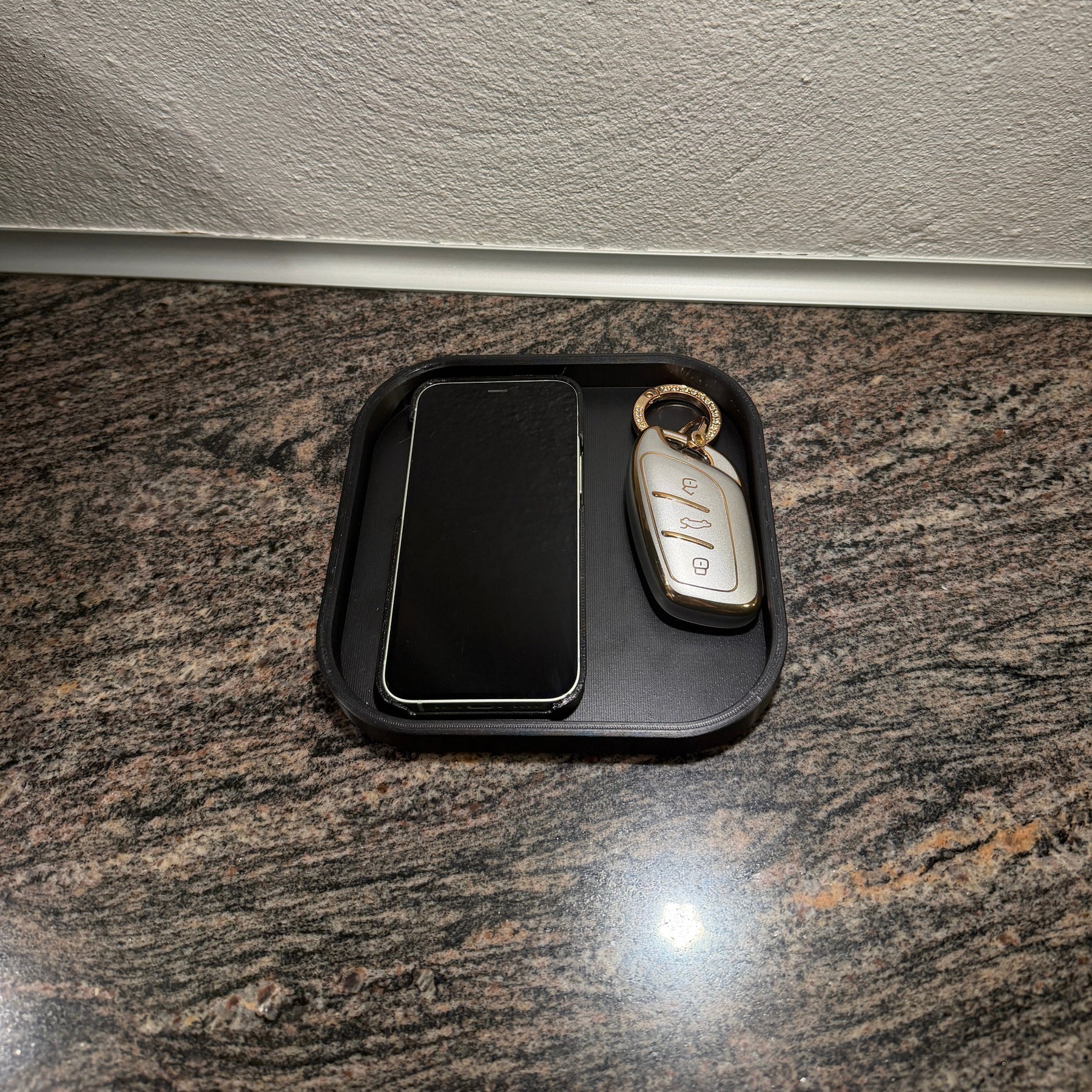 Delta Stilfuld Bakke til Nøgler og Telefon - Billede 1