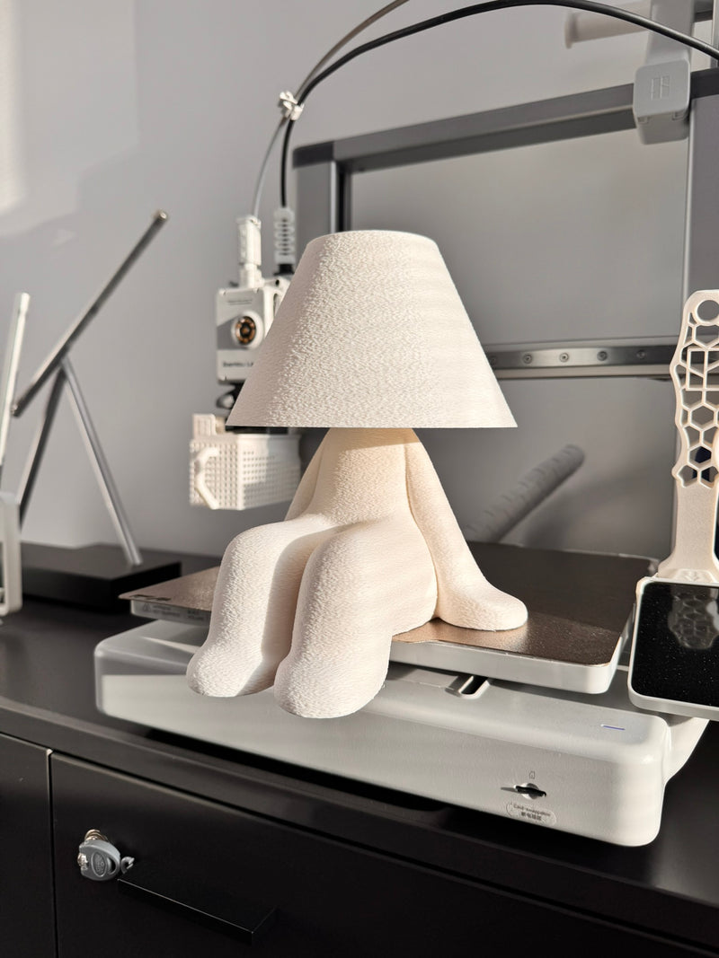 Loopy Lamp Dreamy tændt på et skrivebord, 3D-printet i Holstebro af JM Dimensions