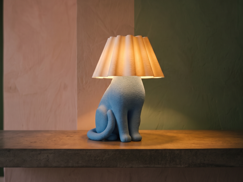 Loopy Lamp Meow tændt på et bord med riflet skærm, 3D-printet i Holstebro af JM Dimensions