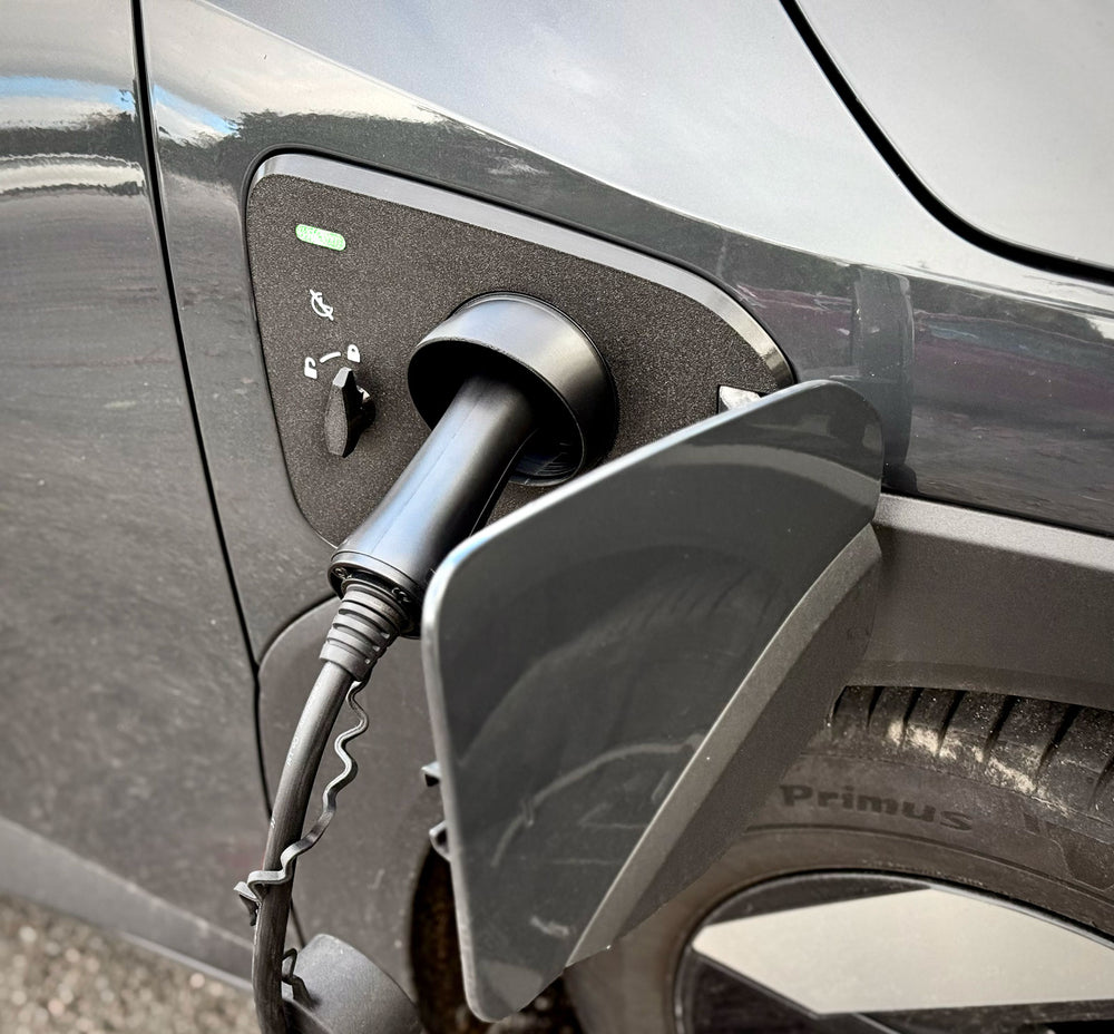 Kia EV4 Ladeport Cover monteret omkring tilsluttet Type 2-ladestik