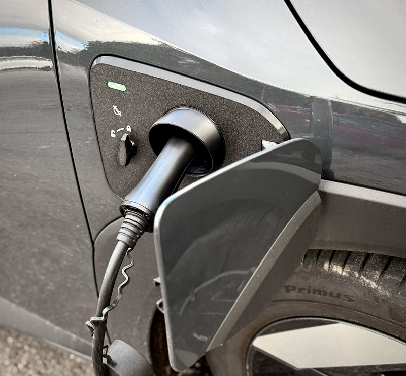 Kia EV4 Ladeport Cover monteret omkring tilsluttet Type 2-ladestik