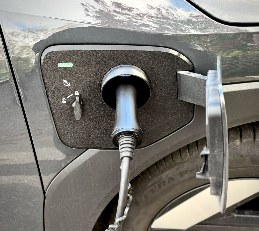 Kia EV4 ladeport med tilsluttet Type 2-ladestik uden cover