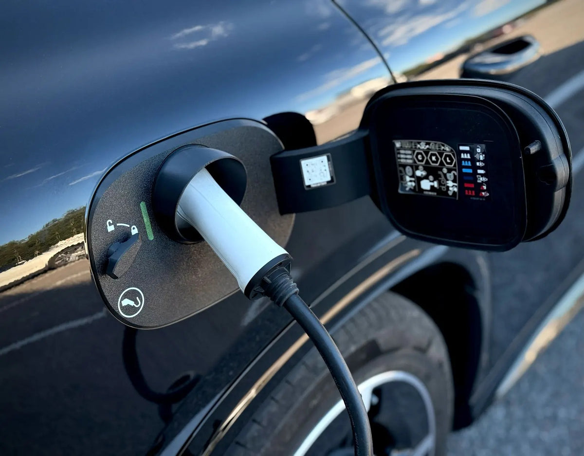 Mercedes-Benz GLC EV Ladeport Cover monteret med tilsluttet Type 2-ladestik og drejeknap, set skråt