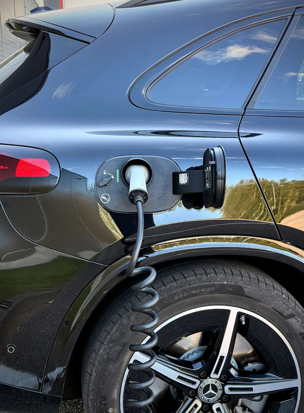 Elektrisk Mercedes-Benz GLC med Ladeport Cover monteret under opladning