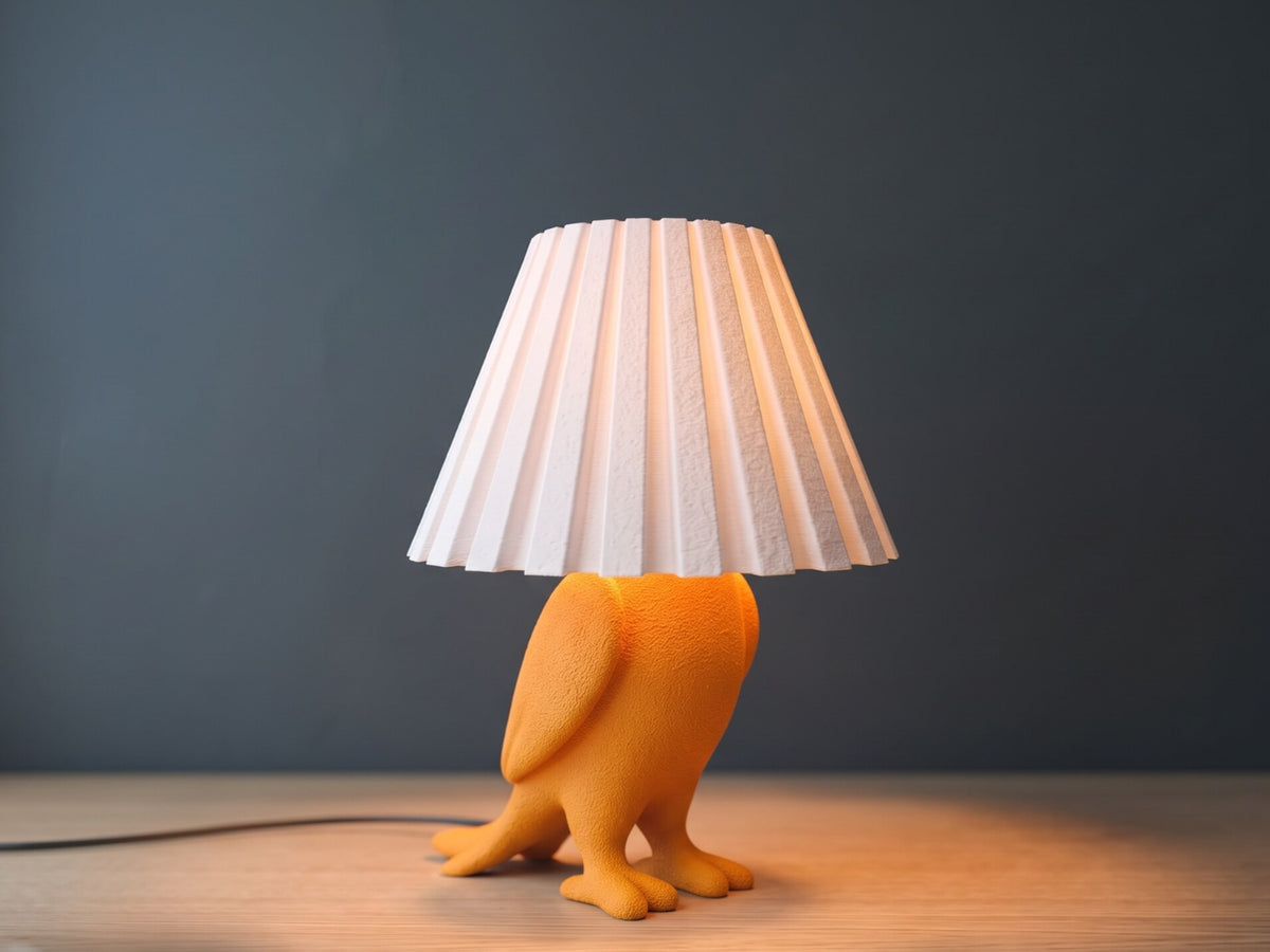 Loopy Lamp Parrot papegøjelampe med lyset tændt, 3D-printet i Holstebro af JM Dimensions