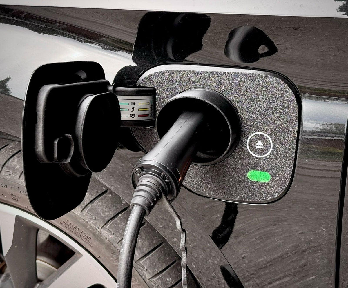 Seat Leon Sportstourer Hybrid Ladeport Cover monteret med tilsluttet Type 2-ladestik og åben ladeluge