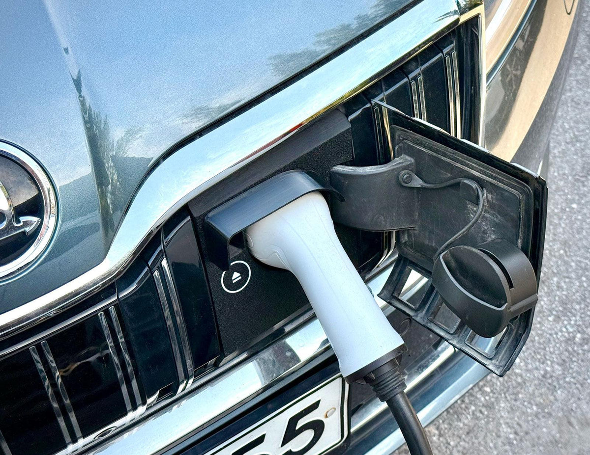 Skoda Superb iV Hybrid Ladeport Cover monteret i bilens front med tilsluttet Type 2-ladestik