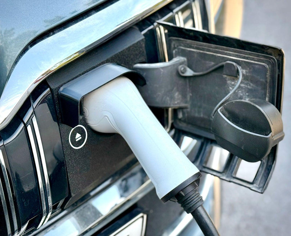 Skoda Superb iV Hybrid Ladeport Cover med ladekabel i, set skråt fra siden