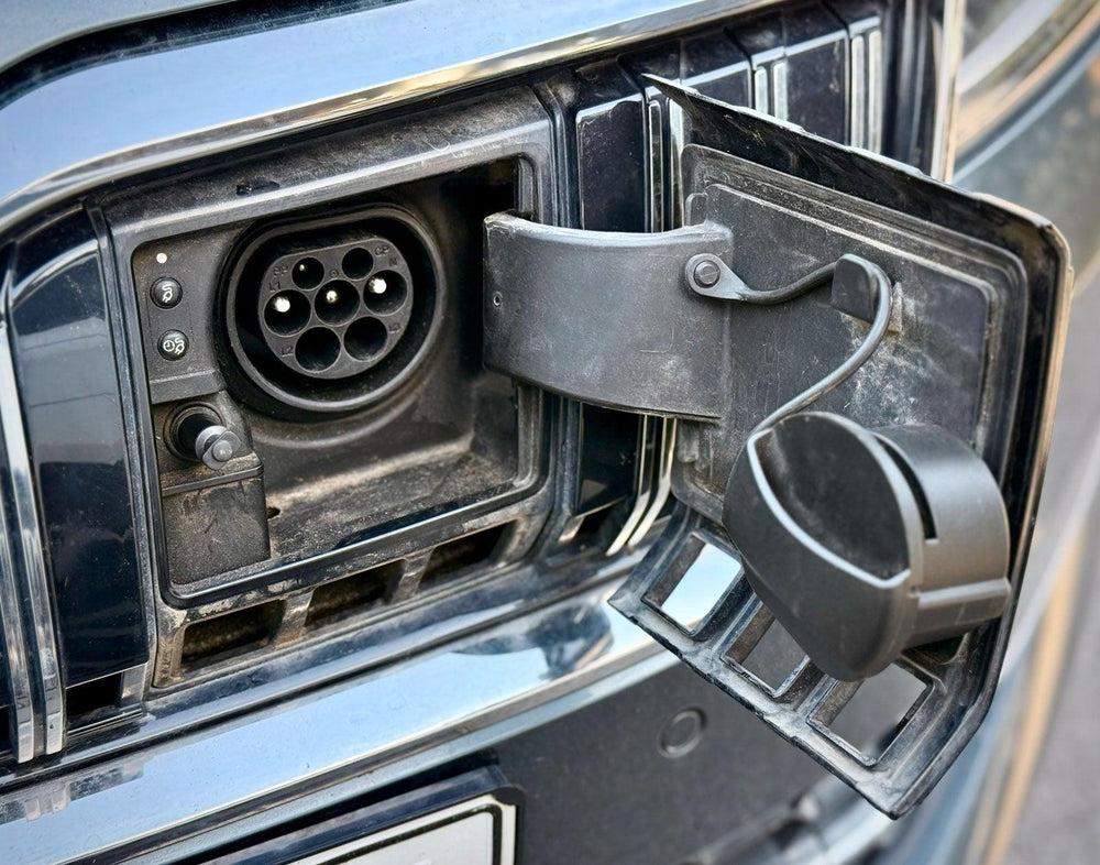 Ladeporten i fronten på Skoda Superb iV uden cover