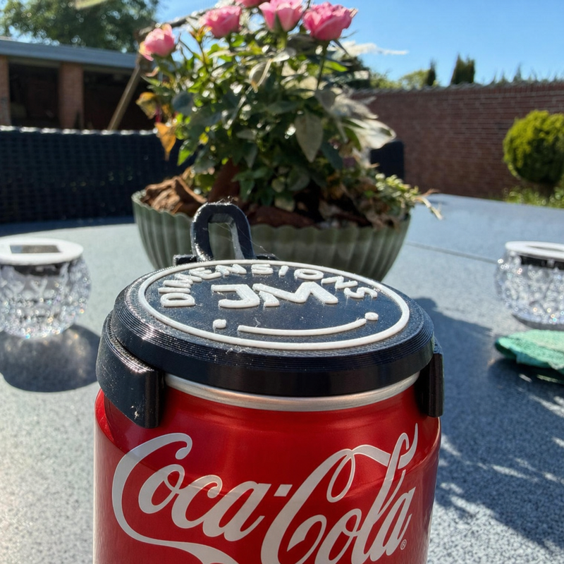 BugSafe Dåse Cover i sommerhave med roser og blå himmel