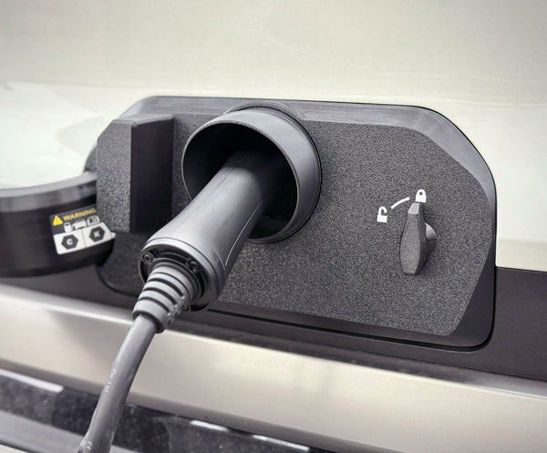 KIA PV5 Ladeport Cover monteret omkring tilsluttet ladestik