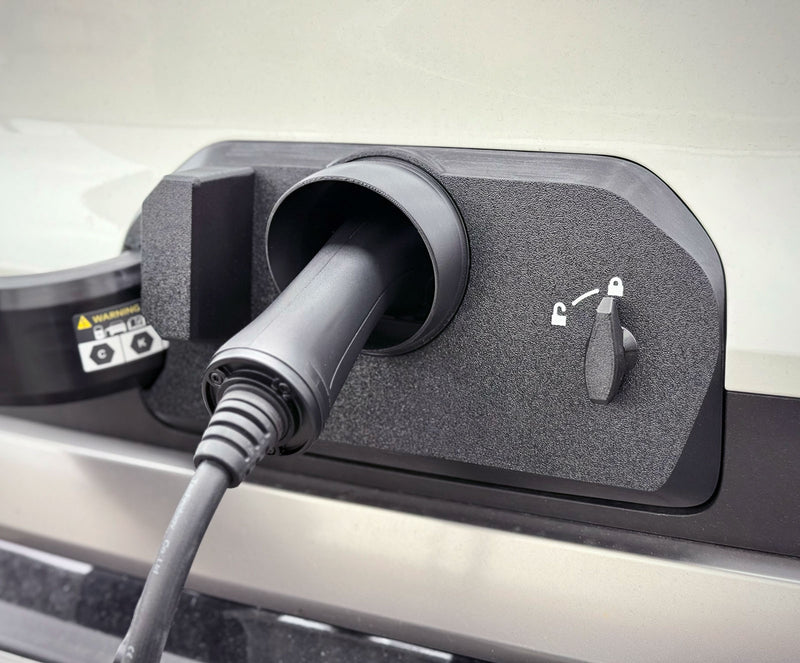 KIA PV5 Ladeport Cover monteret omkring tilsluttet ladestik